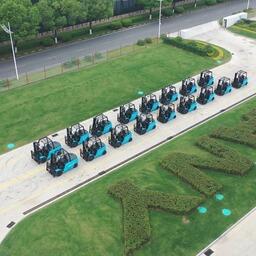 При обработке грузов с лососевого промысла Владивостокский морской рыбный порт будет использовать новые погрузчики. Фото предоставлено пресс-службой предприятия