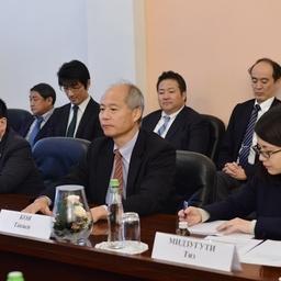 Глава японской делегации Коя ТАКАСИ с коллегами. Фото пресс-службы Росрыболовства