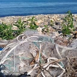 Брошенные рыболовные сети — один из источников пластикового мусора в море