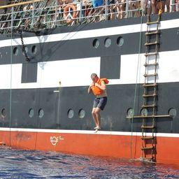 Курсанты «Паллады» отработали прыжки за борт в спасательных нагрудниках. Фото пресс-службы Дальрыбвтуза 