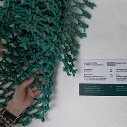 На карточках экспонатов указано, где они найдены, сколько разлагаются, какой ущерб наносят и какая польза от их переработки или утилизации. Фото Дмитрия Страхова