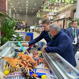 Руководитель Росрыболовства Илья ШЕСТАКОВ осмотрел стенды выставки. Фото пресс-службы ведомства
