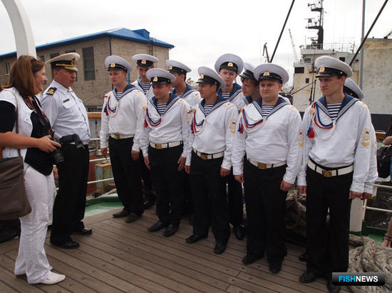 Капитан «Паллады» Николай Зорченко общается с курсантами