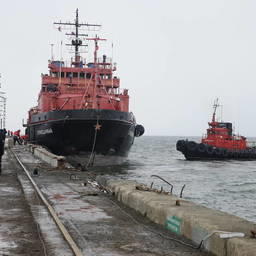 На Сахалин доставили рыбаков с БАТМ «Дальний Восток». Фото пресс-службы правительства области