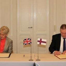 Под документом поставили подписи посол Великобритании в Дании Эмма ХОПКИНС и фарерский министр рыболовства Джейкоб ВЕСТЕРГААРД. Фото пресс-службы правительства Соединенного Королевства