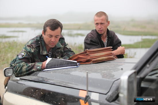 Инспектор рыбоохраны составляет протокол по факту незаконного вылова в Приморском крае