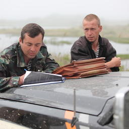 Инспектор рыбоохраны составляет протокол по факту незаконного вылова в Приморском крае