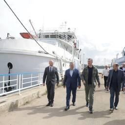 Посещение и осмотр судна стали одним из пунктов программы зампреда правительства Дмитрия ПАТРУШЕВА в рамках рабочей поездки в Иркутскую область. Фото пресс-службы ВНИРО