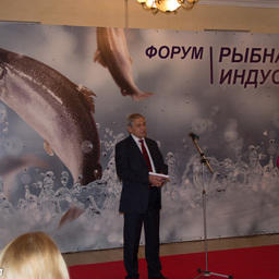 Руководитель регионального агентства по рыболовству Сергей Диденко на открытии выставки. Фото tonsakh.ru