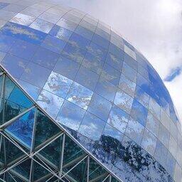 Одна из частей здания — стеклянная сфера. Фото пресс-службы правительства