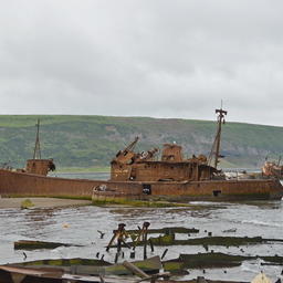 «Кладбище» брошенных судов у берега острова Парамушир вблизи Северо-Курильска