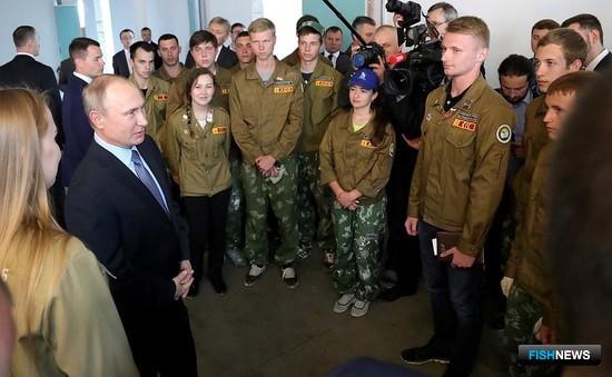 Глава государства Владимир Путин пообщался с участниками строительного отряда. Фото пресс-службы президента