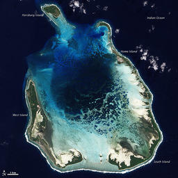 Южный атолл Кокосовых островов. Фото NASA’s Earth Observatory
