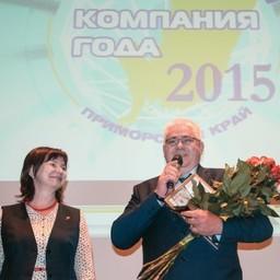 Генеральный директор ПБТФ Сергей ЕРЕМЕЕВ получает награду предприятия. Фото Олеси Чуркиной