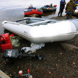 Лодку и снасти нелегальных рыболовов изъяли полицейские. Фото пресс-службы УМВД России по Мурманской области