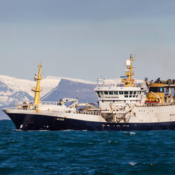 Рыболовное судно в исландских водах. Фото с сайта Shutterstock.com