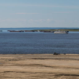 Порт Дудинка на берегу Енисея. Фото Ninara («Википедия»)
