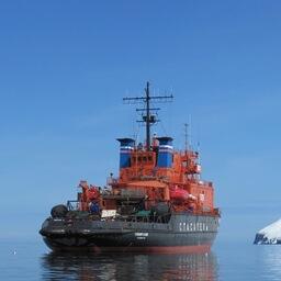 Ледокольное спасательное судно «Сибирский» в рейсе. Фото предоставлено Дальневосточным ЭО АСР