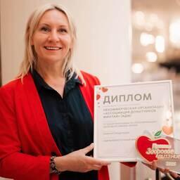 Руководитель программы «Дальневосточный минтай» Ольга БОРИСЕНКО с наградой. Фото пресс-службы АДМ