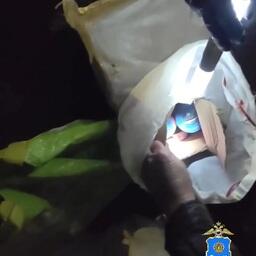 Фигурант перевозил в том числе 60 банок черной икры. Кадр оперативной съемки