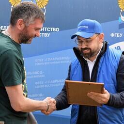 Северо-Восточный филиал Главрыбвода вручил дипломы участникам, которые поддержали восстановление кеты. Фото пресс-службы учреждения