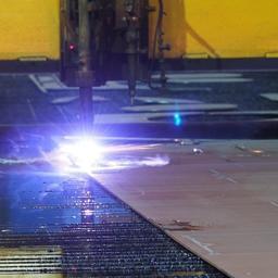 На Онежском судостроительном заводе режут сталь для пятого краболова группы компаний «Русский краб». Фото пресс-службы ГК