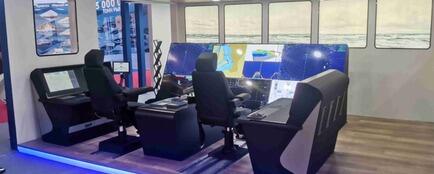 На Seafood Expo Russia «Аврора» впервые представила прототип ходовой рубки для рыболовного судна — пульт управления, укомплектованный оборудованием для навигации и связи, с информационной видеопанелью
