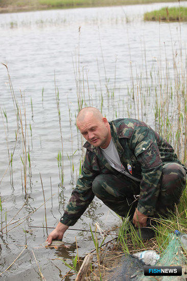 Андрей ЯЦЮК отпускает еще живую рыбу в реку