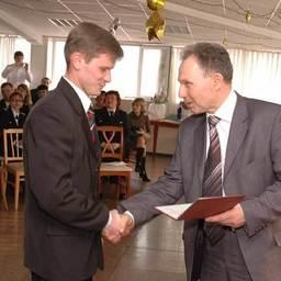 Первый проректор Дальрыбвтуза Иван Карпушин вручает «красный диплом» Алексею ПОПОВУ