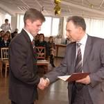 Первый проректор Дальрыбвтуза Иван Карпушин вручает «красный диплом» Алексею ПОПОВУ