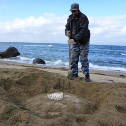 Чтобы измерить и сфотографировать рыбу, пришлось выкопать глубокую яму. Фото пресс-службы государственного природного заповедника «Курильский».