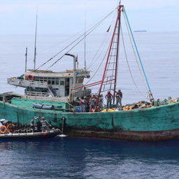 Индонезийский патрульный катер преследует вьетнамское судно, подозреваемое в браконьерстве. Фото пресс-службы береговой охраны Индонезии