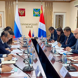 Встреча заместителя начальника секретариата Комитета КПК провинции Ляонин ИН Чжао с министром международных и внешнеэкономических связей Приморья Константином СИДОРЕНКО. Фото пресс-службы правительства края