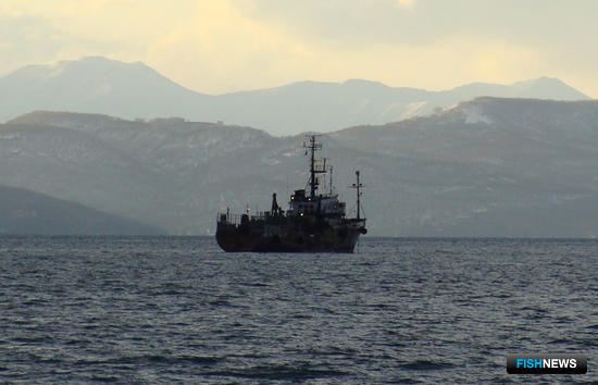 Промысловое судно на Северных Курилах