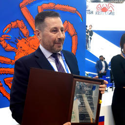 Ассоциация «Ярусный промысел» получила на выставке сертификат Морского попечительского совета (MSC). На фото – вице-президент АЯП Михаил ЗАЙЦЕВ