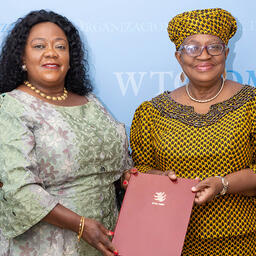 Посол Замбии при ВТО Юнис М. Тембо ЛУАМБИЯ передала гендиректору Всемирной торговой организации Нгози ОКОНДЖО-ИВЕАЛЕ документ о ратификации соглашения. Фото пресс-службы ВТО