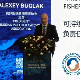Президент Ассоциации добытчиков минтая Алексей БУГЛАК выступил на форуме «Рыба для будущего» в рамках выставки в Циндао. Фото пресс-службы АДМ