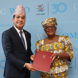 Посол Непала Рам Прасад СУБЕДИ передал гендиректору ВТО Нгози ОКОНДЖО-ИВЕАЛЕ официальный документ о ратификации соглашения. Фото пресс-службы организации