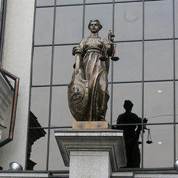 Скульптура Фемиды перед зданием Верховного суда РФ