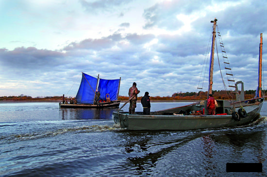 Соймы – одномачтовые суда, на которых столетия назад точно так же ходили по озеру предки нынешних новгородских рыбаков