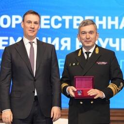 На коллегии Росрыболовства вице-премьер Дмитрий ПАТРУШЕВ вручил  орден Почета для коллектива ВНИРО директору государственного научного центра, доктору экономических наук Кириллу КОЛОНЧИНУ. Фото пресс-службы института