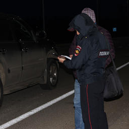 Инспекторы ГИБДД проводят утренние досмотры автотранспорта, направляющегося в Иркутск. Фото пресс-службы МВД России