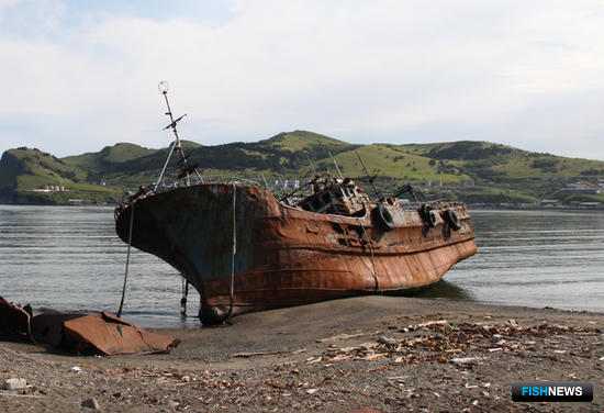 Брошенное судно на побережье Шикотана