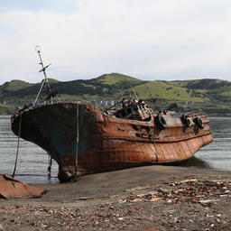 Брошенное судно на побережье Шикотана