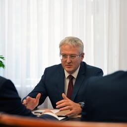 С новым руководителем Пограничного управления по восточному арктическому району встретился губернатор Камчатского края Владимир СОЛОДОВ. Фото пресс-службы правительства региона