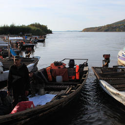 Сезонные работники базы «ДВ Рыбпром» отправляются на берег
