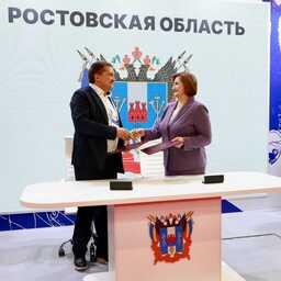 Инвестиционное соглашение подписали индивидуальный предприниматель Сергей ДЕСЯТОВ и первый заместитель министра сельского хозяйства и продовольствия Ростовской области Ольга ГОРБАНЕВА. Фото пресс-службы правительства региона, CC BY 4.0