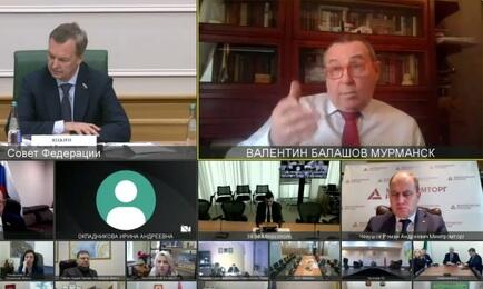 Вопрос о сохранении льготы для градо- и поселкообразующих рыбацких предприятий поднял на заседании комитета Совфеда председатель правления Межрегиональной ассоциации прибрежных рыбопромышленников Северного бассейна Валентин БАЛАШОВ. Кадр видео СФ