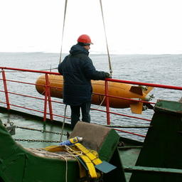 Спуск подводного исследовательского аппарата в Арктике