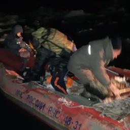 Спасательная операция продолжалась до поздней ночи. Фото пресс-службы ГУ МЧС России по Сахалинской области